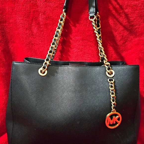 Michael Kors Black Leather Savannah Shoulder Bag - Picture 12 of 16